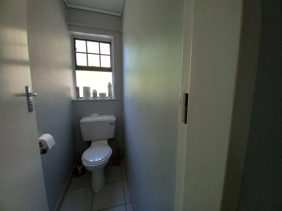 To Let 4 Bedroom Property for Rent in Rouxville Western Cape